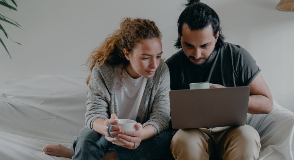 A couple takes an online relationship course together